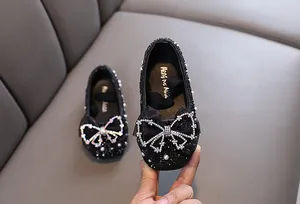 Detailansicht schwarzer Mädchen-Prinzessin-Schuhe mit funkelnder Strass-Schleife