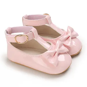 Detailansicht der rosa Lacklederschuhe für Babys mit dekorativer Schleife und Schnalle.