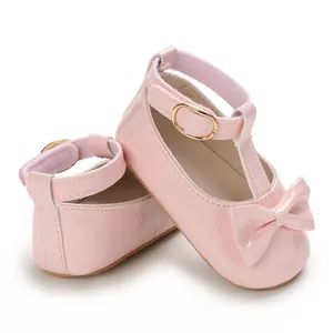 Detailansicht der rosa Lauflernschuhe für Mädchen mit weicher Sohle und Schleife