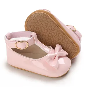 Detailansicht rosa Lacklederschuhe für Babys mit Schleife und rutschfester Sohle.