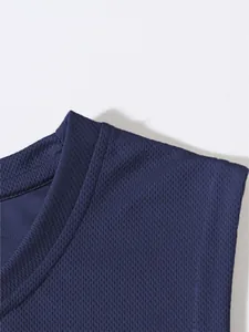 Dettaglio del tessuto a rete traspirante blu navy per canotta sportiva da uomo.
