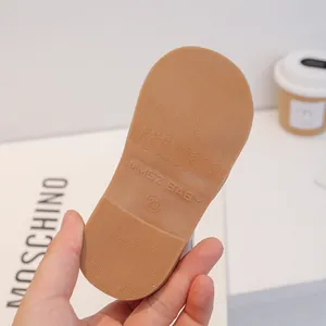 Detalle de la suela de goma antideslizante para zapatos de bebé de talla 23 con logo