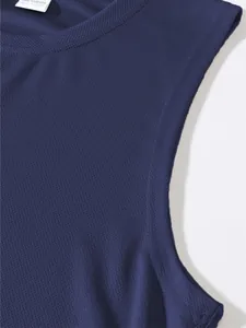 Primo piano del tessuto a rete traspirante di una canotta sportiva blu scuro.