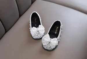 Elegante silberne Mädchen Prinzessinnenschuhe mit Glitzer und einer Spitzenschleife
