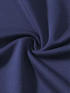 Primo piano della trama traspirante e ad asciugatura rapida del tessuto mesh blu.