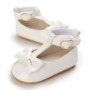 Elegante weiße Lackleder-Lauflernschuhe für Baby Mädchen mit Schleife und weicher Sohle