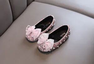Nahaufnahme rosa Pailletten Prinzessinnenschuhe für Mädchen mit Netzschleife und Perlen