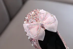 Detailansicht rosa Prinzessinnenschuh für Mädchen mit funkelnder Strassschleife und Perlen