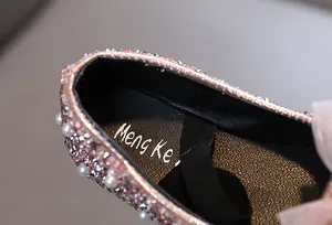 Makro-Detailansicht der rosa Strasssteine und Perlendekorationen auf Prinzessinnenschuhen
