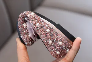 Detailansicht der Flexibilität der funkelnden rosa Prinzessinnenschuhe für Mädchen.