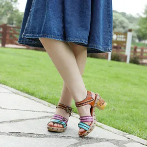 Handgemaakte echt lederen sandalen met blokhak, kleurrijke bandjes en vintage studs