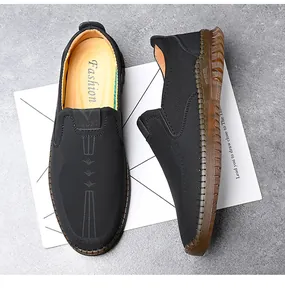 Vista detallada de mocasines negros para hombre con costura artesanal y suela blanda flexible
