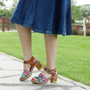 Detailweergave van handgemaakte vintage leren sandalen met blokhakken en klinknagels
