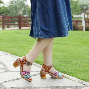 Handgemaakte vintage leren sandalen met boho-nagels en kleurrijke color-block bandjes.