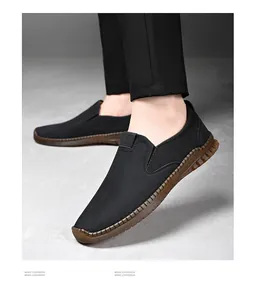 Vista detallada de mocasines negros para hombre con suelas de goma marrones