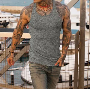 Dettaglio di una canotta da uomo in maglia a coste grigia slim-fit per il fitness