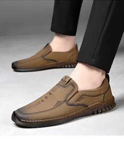 Detalle de mocasines de cuero marrón para hombre con diseño sin cordones