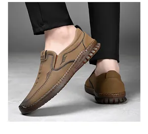 Vista detallada de mocasines casuales marrones para hombre con suela de goma blanda