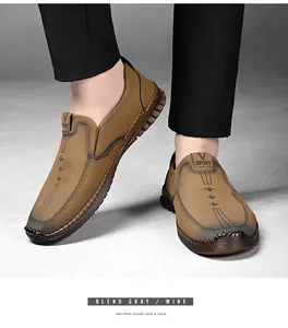 Primer plano de mocasines de cuero marrón para hombre cosidos a mano con logo V SPORT