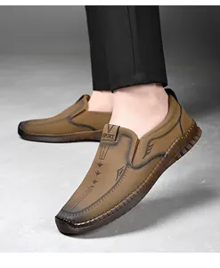 Primer plano de mocasines de cuero marrón para hombre con exquisitas costuras laterales