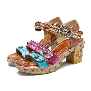 Zijdetail van handgemaakte leren vintage sandalen met bloemmotieven en studs