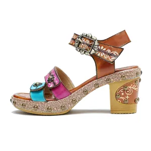Zijaanzicht van vintage leren sandalen met kleurrijke patchwork en bloemreliëf.