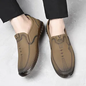 Mocasines de cuero casuales para hombre con detalles cosidos a mano y diseño slip-on.