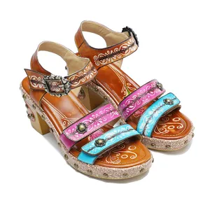 Detail van vintage handgewreven leren sandalen met klinknagels en een blokhak