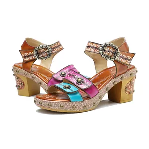 Gedetailleerd zijaanzicht van vintage leren sandalen met klinknagels en blokhakken