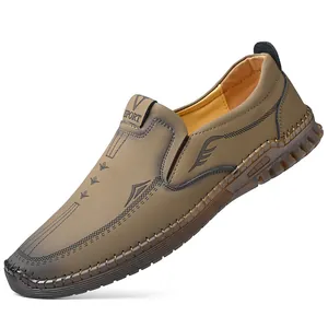 Mocasines casuales de cuero marrón para hombre con suela blanda y un diseño transpirable.