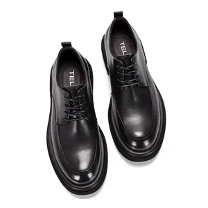 Bovenaanzicht detail van zwarte echt lederen Derby schoenen met dikke zolen voor heren