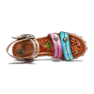 Gedetailleerde weergave van vintage leren sandalen met kleurrijke bandjes en studs.