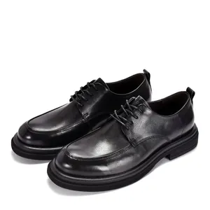 Perspectiefzicht op zwarte lederen Derby-schoenen met dikke verhogende zolen voor heren.