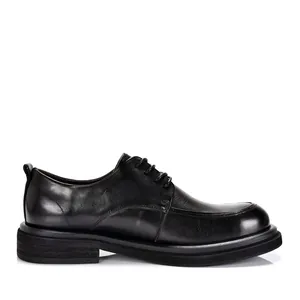 Gedetailleerd zijaanzicht van een zwarte echt lederen formele Derby schoen met dikke zool
