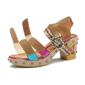 Vintage lederen sandalen met blokhak, kleurrijk patchwork, bloemenpatronen en klinknagels