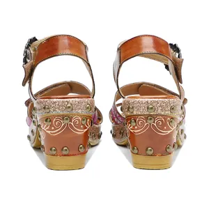 Detailweergave van de hakken van lederen sandalen met bronzen klinknagels en reliëf
