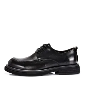 Gedetailleerd zijprofiel van zwarte echt lederen Derby-schoenen met dikke zolen en veters