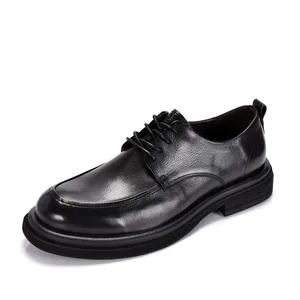 Detailopname van zwarte echt lederen Derby schoenen met dikke zolen voor zakelijk
