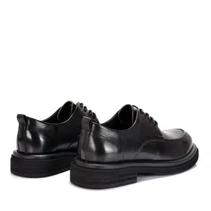 Detailweergave van de achterkant en zijkant van zwarte echt lederen Derby-schoenen met dikke zool