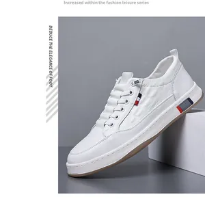 Κοντινό πλάνο λευκών ανδρικών sneakers με ανάγλυφο σχέδιο δέρματος κροκοδείλου στο πλάι.