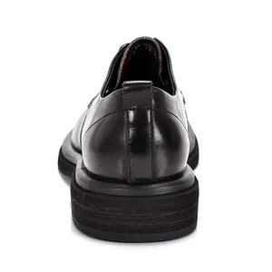 Gedetailleerd achteraanzicht van zwarte leren heren Derby-schoenen met een dikke zool.