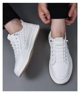 Λεπτομερής όψη λευκών δερμάτινων ανδρικών sneakers με υφή κροκόδειλου και χοντρές σόλες