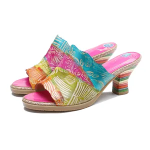 Sandali retrò a tacchi alti in pelle patchwork con motivi floreali e tropicali vivaci