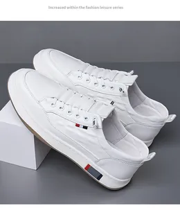 Πλάγια όψη λευκών δερμάτινων ανδρικών sneakers με ανάγλυφη υφή και λεπτομέρειες στη σόλα.