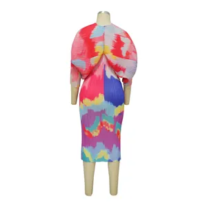Vestido midi plisado tie-dye colorido con mangas murciélago, vista trasera en maniquí