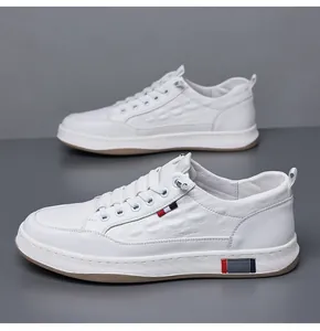Πλευρική όψη ανδρικών λευκών casual sneakers με ανάγλυφο σχέδιο