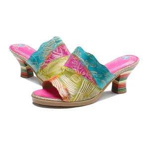 Vista dettagliata dei sandali con tacco in vera pelle patchwork retrò con goffratura floreale.