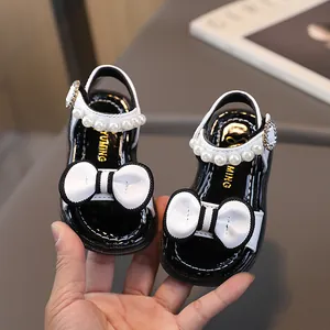 Elegantes sandalias de verano para niñas con lazo blanco y detalle de correa de perlas