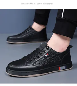 Κοντινό πλάνο μαύρων ανδρικών casual δερμάτινων sneakers με σχέδιο κροκόδειλου και κορδόνια.