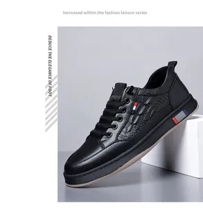 Λεπτομέρεια μαύρου δερμάτινου sneaker με υφή κροκόδειλου και χρωματιστές σόλες.